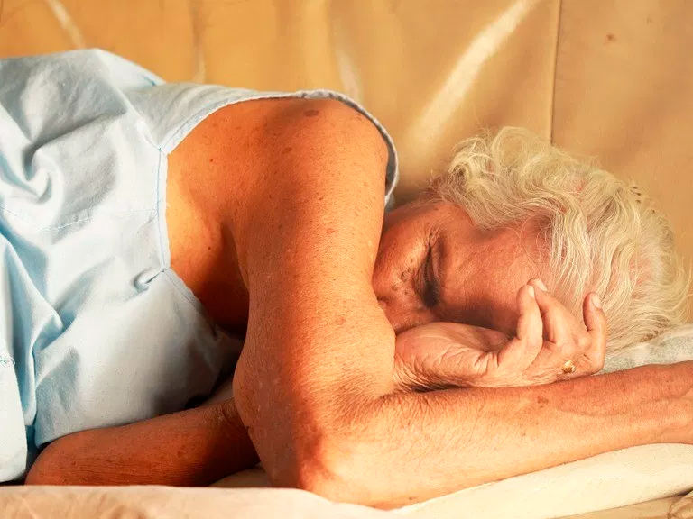 El Alzheimer destruye neuronas responsables de mantenernos despiertos