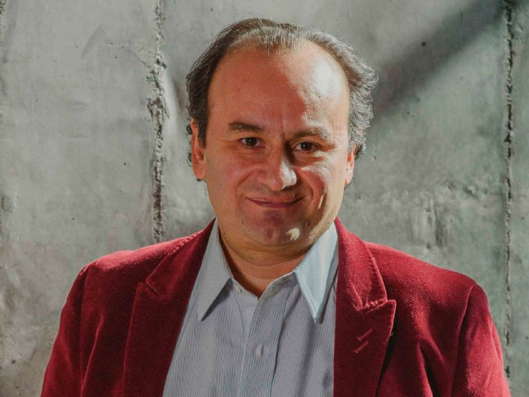 Doctor trabaja en reprogramación celular contra vejez de chilenos